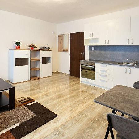Apartamento Penzion Kendy Mistrin Exterior foto