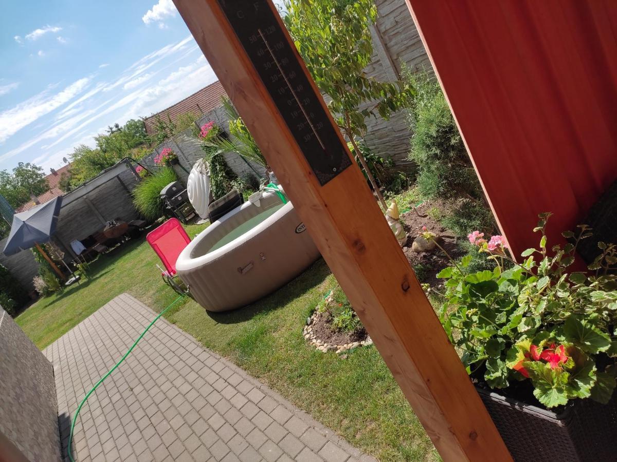 Apartamento Penzion Kendy Mistrin Exterior foto